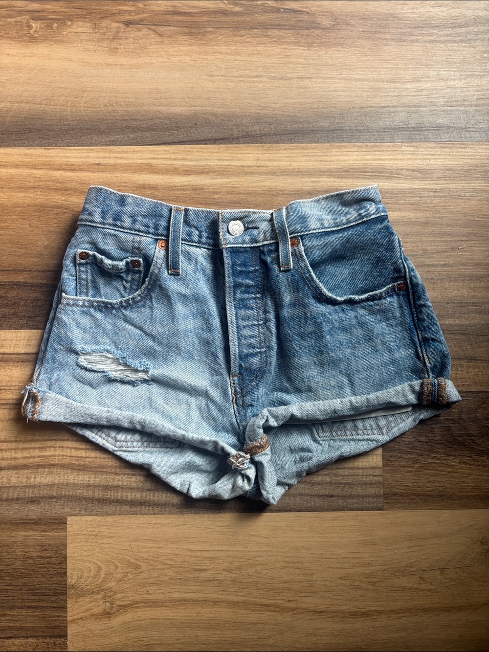 Levi High-Rise Shorts - Contrast Wash Sz 24